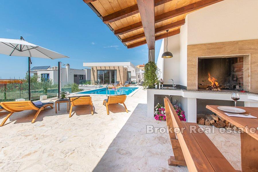 Современный дом с бассейном и видом на море, район Сплита