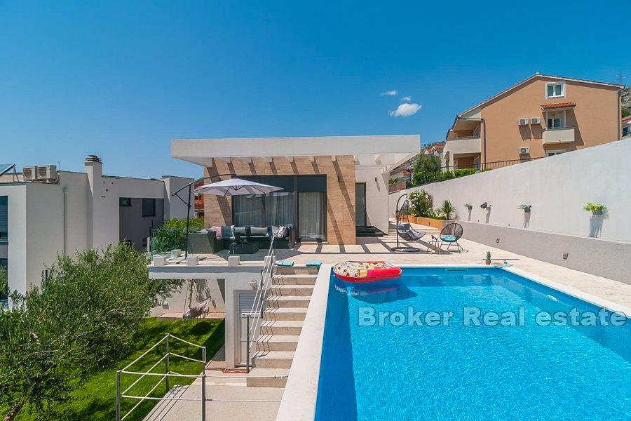 Современный дом с бассейном и видом на море, район Сплита