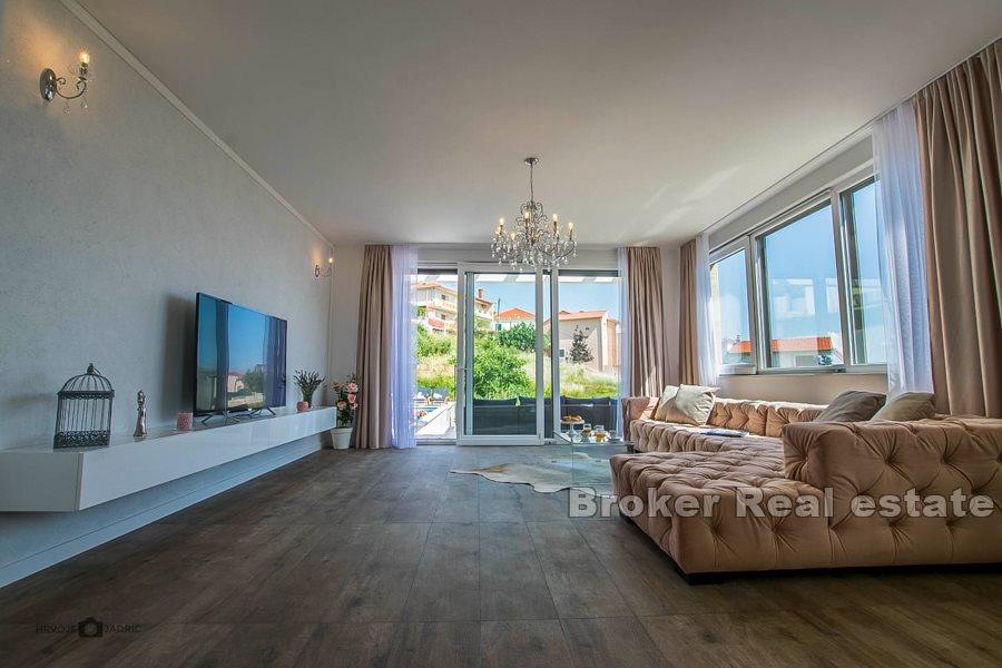 Современный дом с бассейном и видом на море, район Сплита