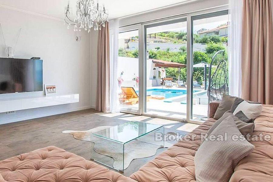 Современный дом с бассейном и видом на море, район Сплита