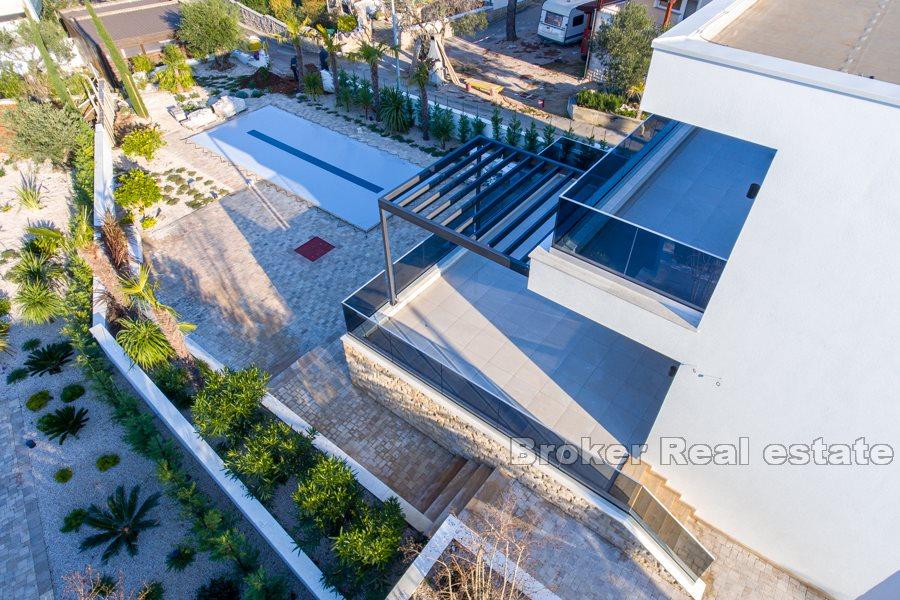 Villa moderne avec de belles vues sur la mer