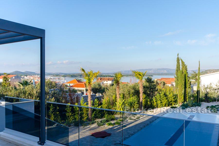 Modern villa med vacker havsutsikt