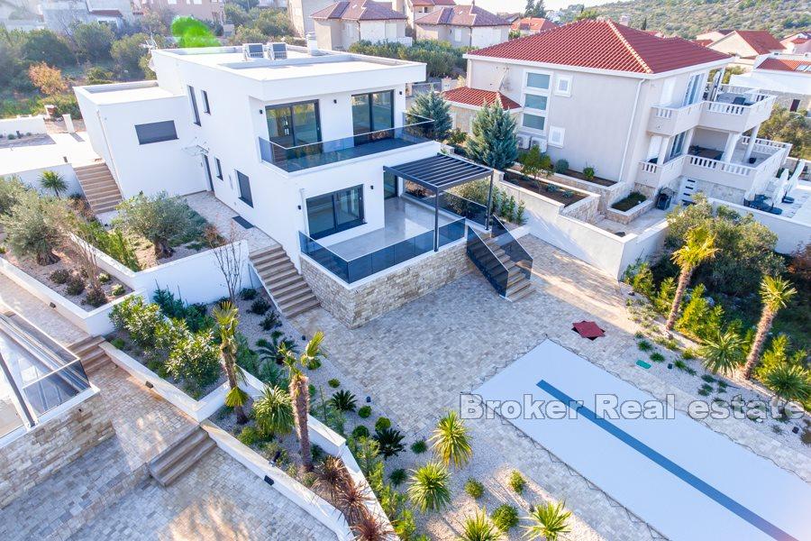 Modern villa med vacker havsutsikt