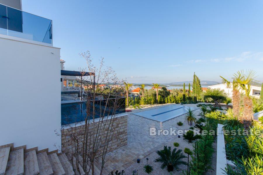 Modern villa med vacker havsutsikt