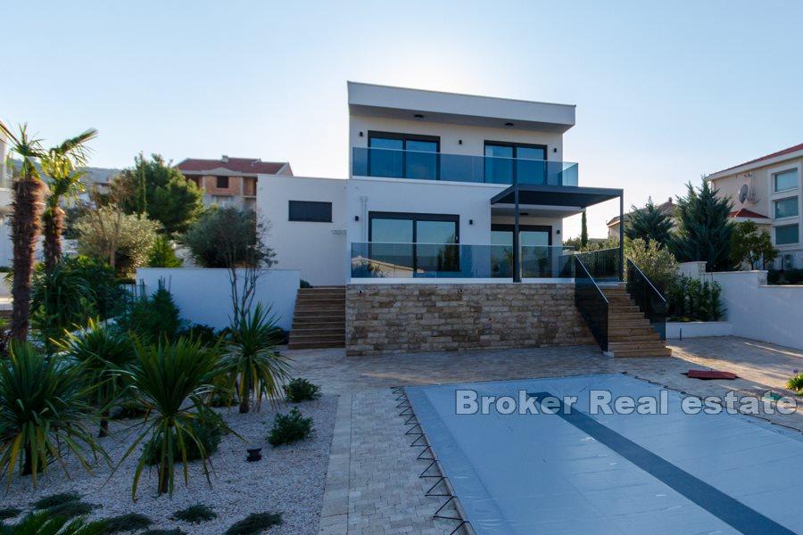 Villa moderne avec de belles vues sur la mer