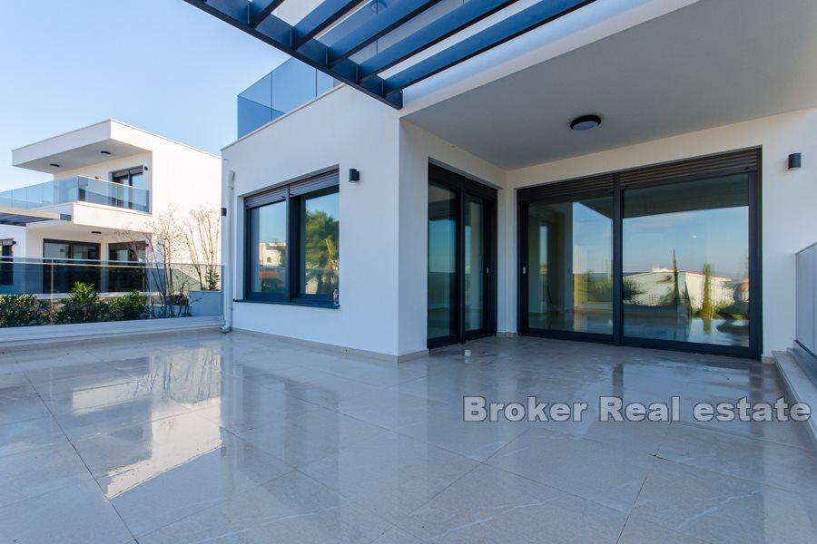 Villa moderne avec de belles vues sur la mer