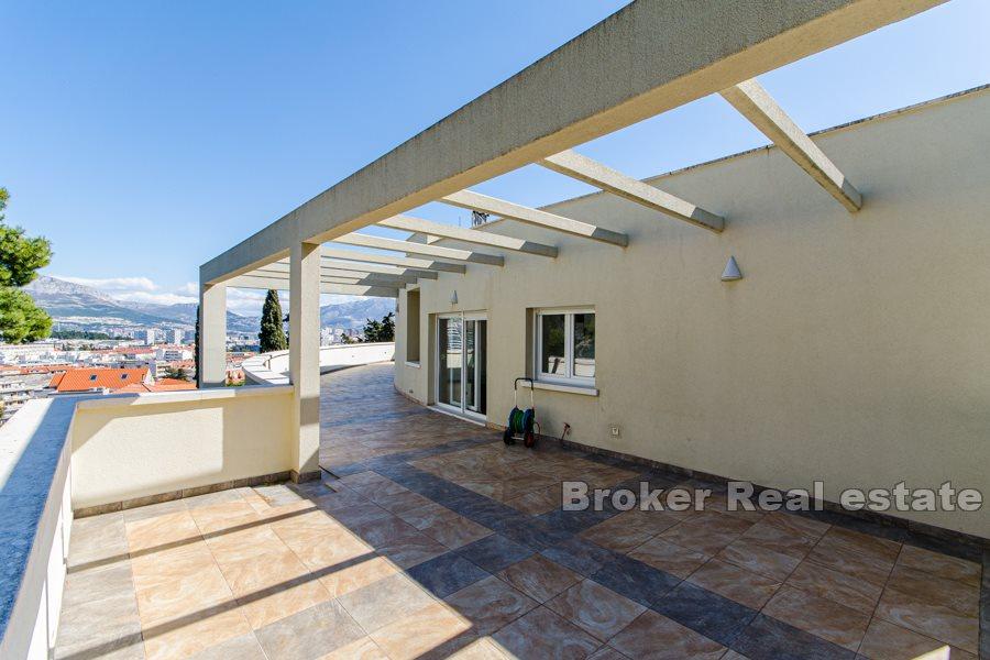 Penthouse mit freiem Blick, Marjan