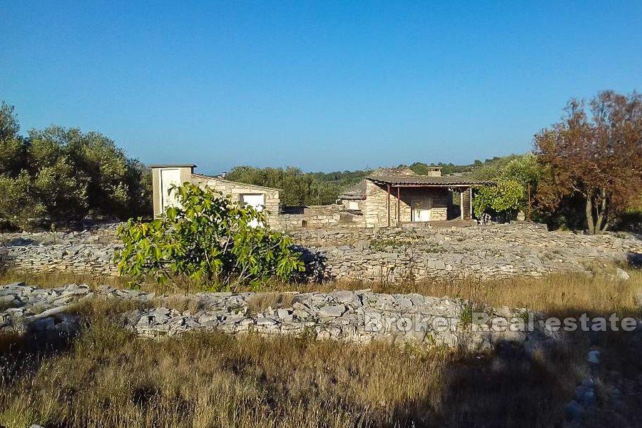 Land mit 3 kleineren Gebäuden, Meerblick