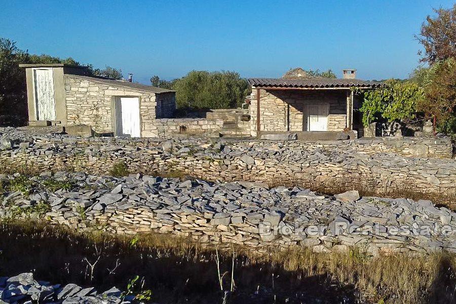 Tomt med 3 mindre bygninger, havutsikt