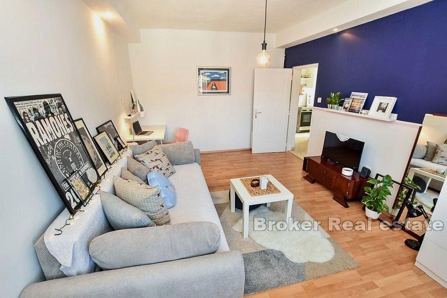 Apartment near the waterfront overlooking the city, Center