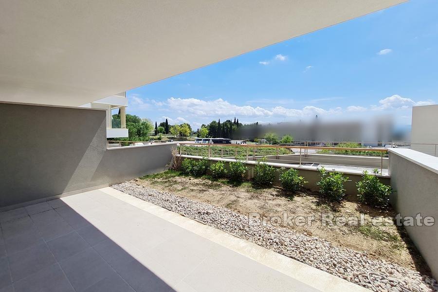 Apartment with garden and sea view in a new building, Žnjan