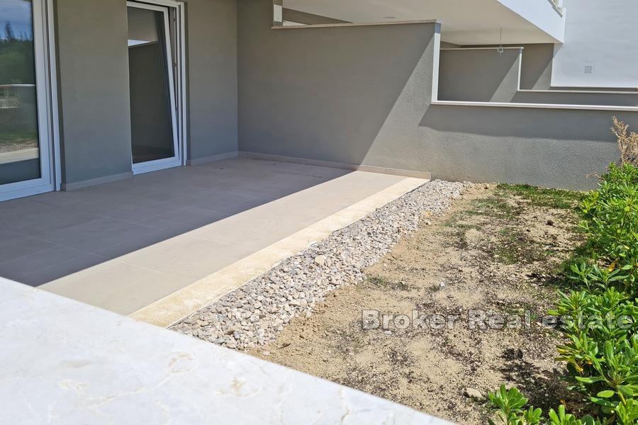 Apartament z ogrodem i widokiem na morze w nowym budynku Žnjan