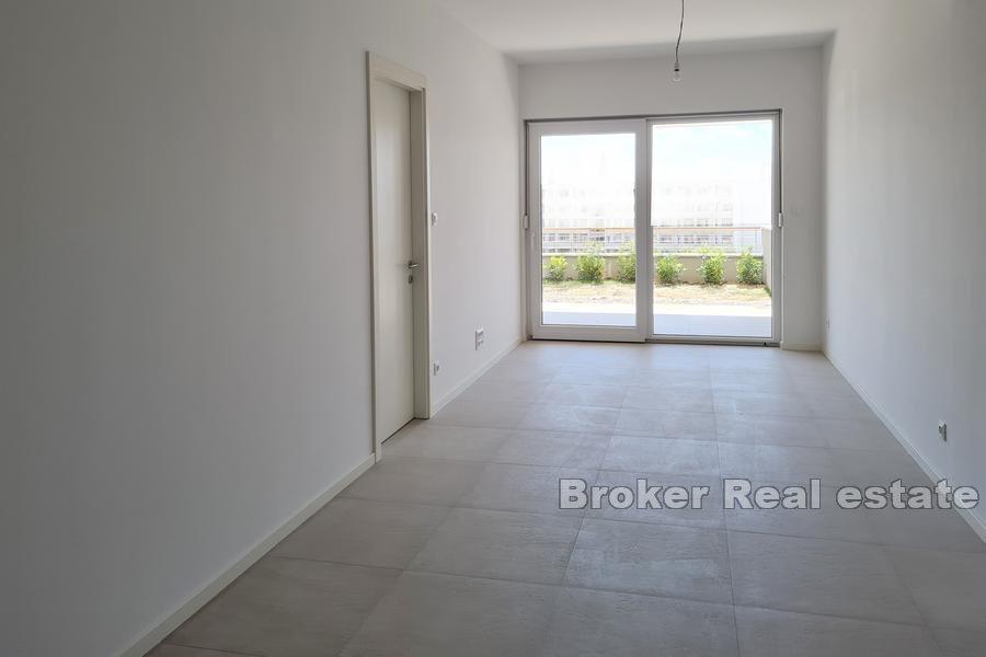 Apartament z ogrodem i widokiem na morze w nowym budynku Žnjan