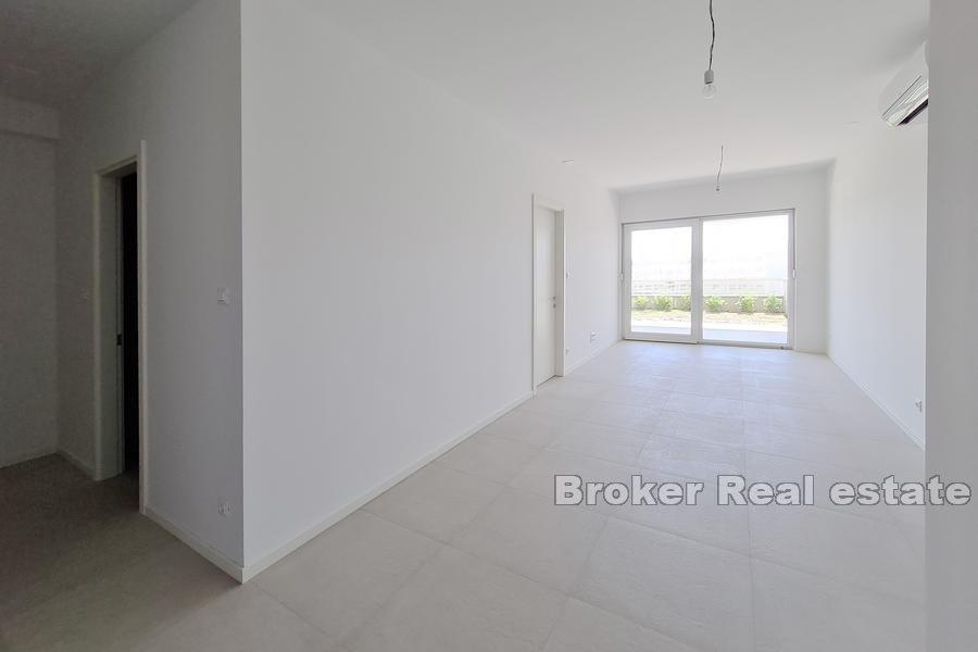 Apartament z ogrodem i widokiem na morze w nowym budynku Žnjan