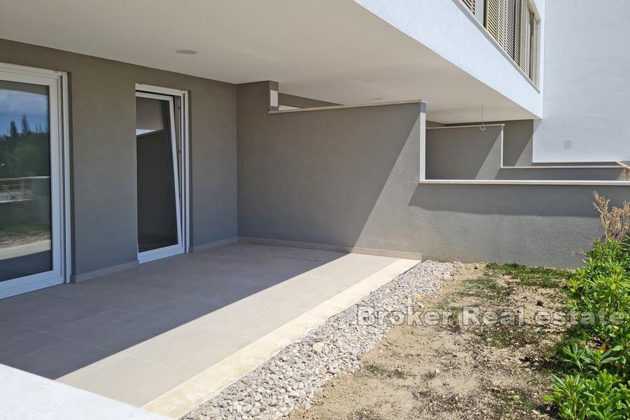 Appartement avec jardin et vue mer dans un immeuble neuf, Žnjan
