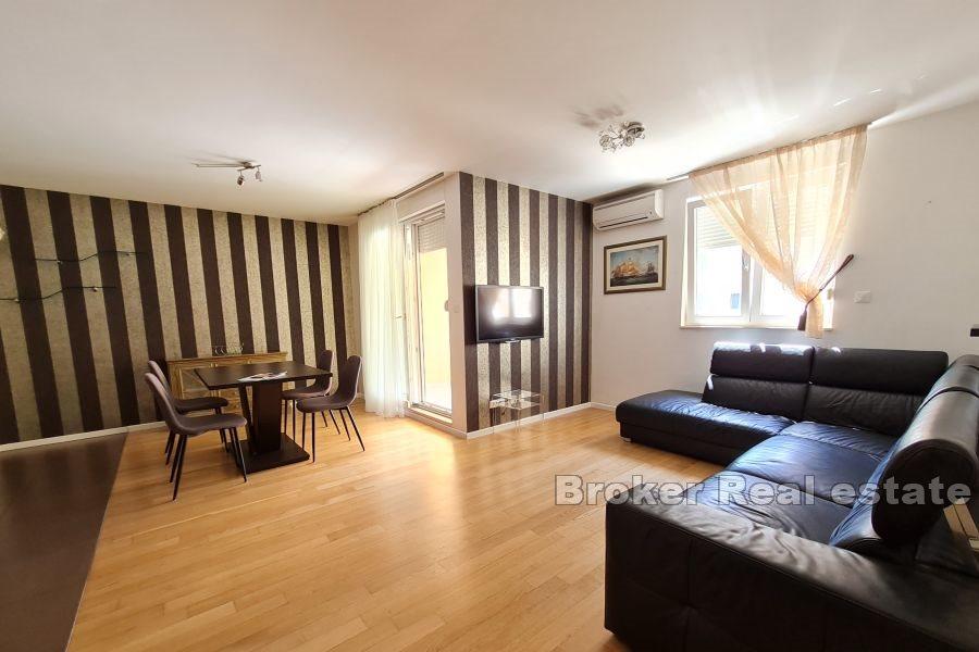 Apartment mit zwei Schlafzimmern, Garage und Meerblick, Žnjan