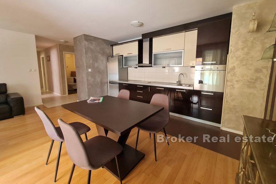 Dwupokojowy apartament z garażem i widokiem na morze, Žnjan