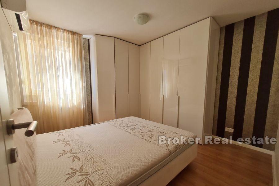 Dwupokojowy apartament z garażem i widokiem na morze, Žnjan