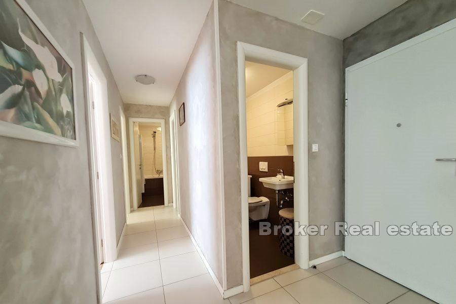 Two bedroom apartment with garage and sea view, Žnjan