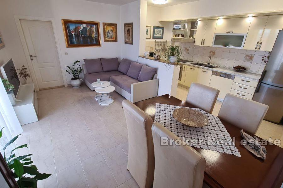 Spacious apartment with garage and sea view, Kaštela