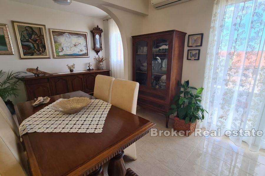 Romslig leilighet med garasje og havutsikt, Kaštela