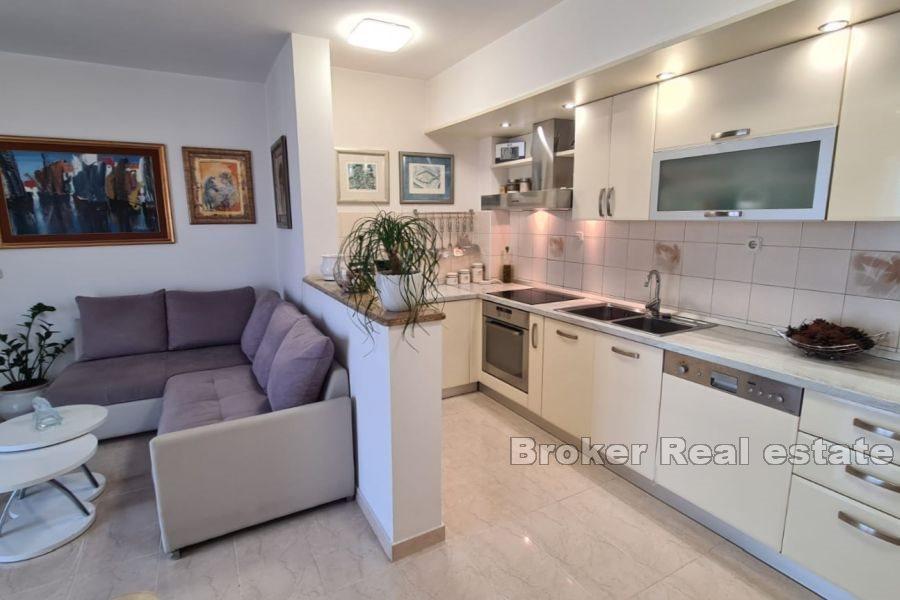 Spacious apartment with garage and sea view, Kaštela
