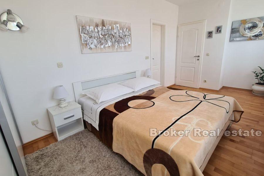 Romslig leilighet med garasje og havutsikt, Kaštela