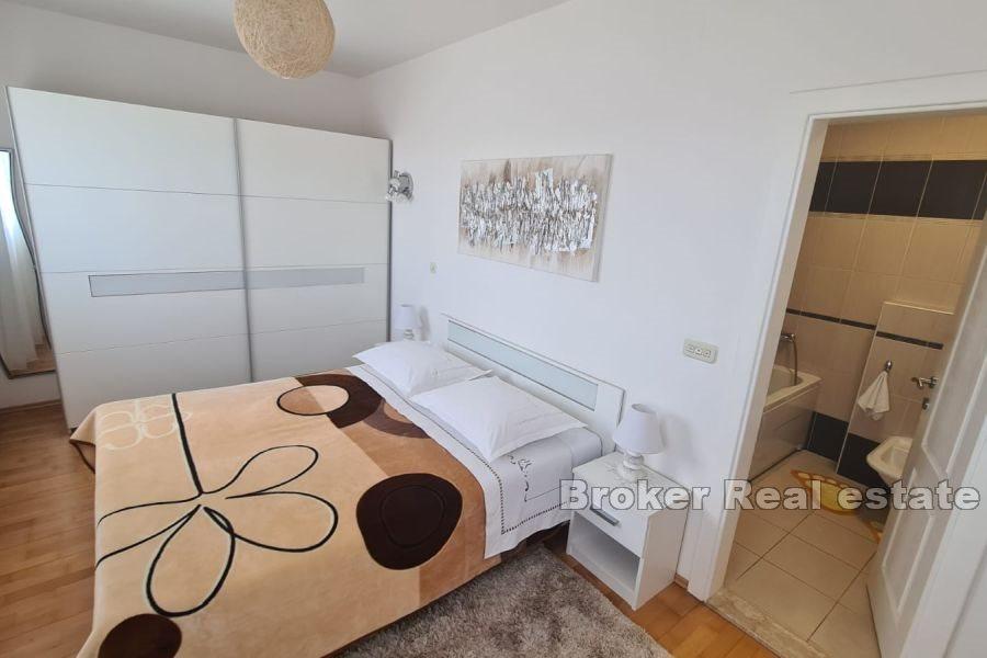 Romslig leilighet med garasje og havutsikt, Kaštela