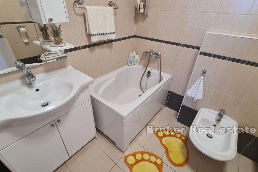 Spacious apartment with garage and sea view, Kaštela