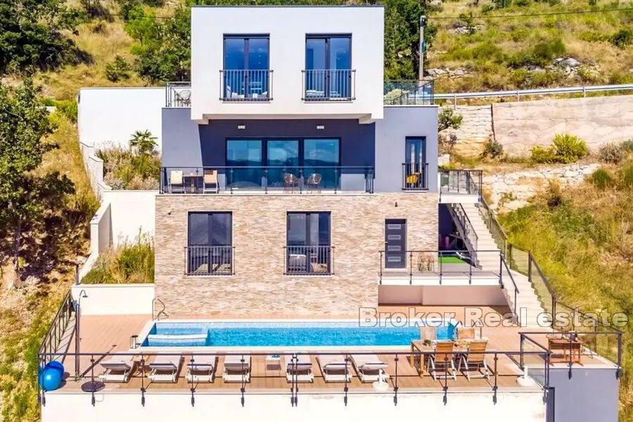 Moderna vila s bazenom i pogledom na more