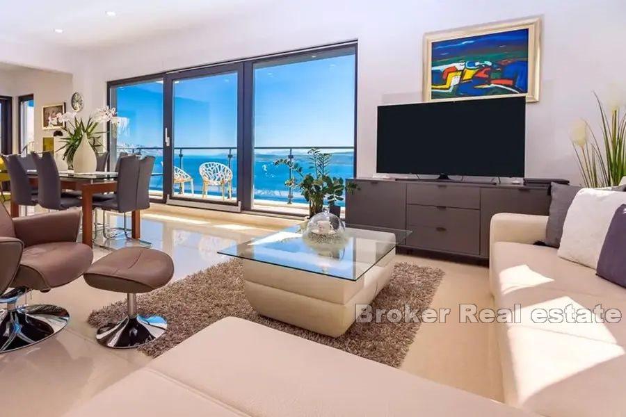 Moderna vila s bazenom i pogledom na more