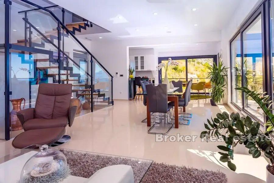 Moderna vila s bazenom i pogledom na more