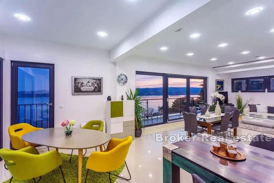 Moderna vila s bazenom i pogledom na more