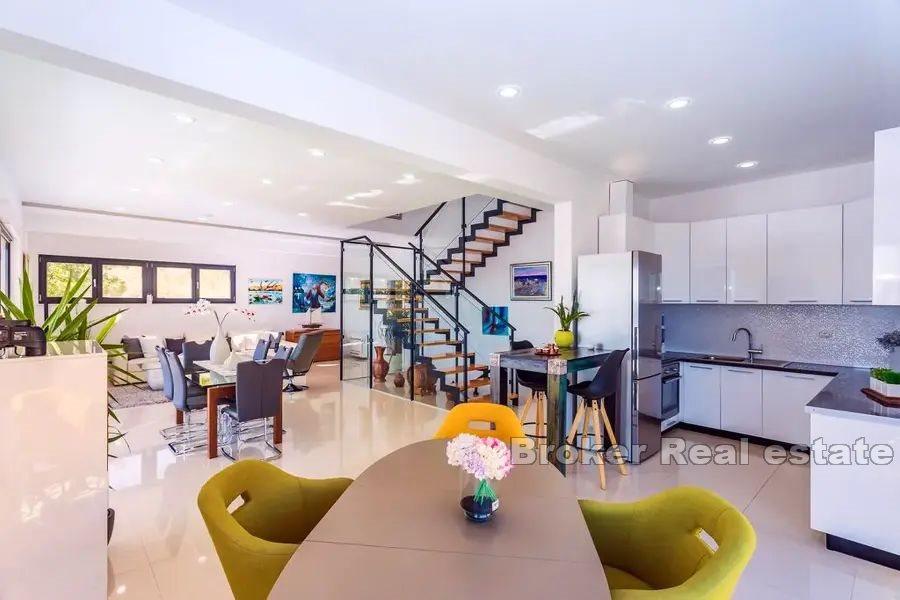 Modern villa med pool och havsutsikt