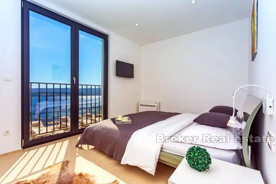 Modern villa med pool och havsutsikt