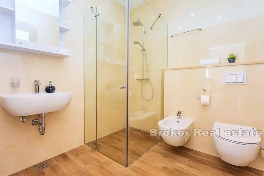 Modern villa med pool och havsutsikt