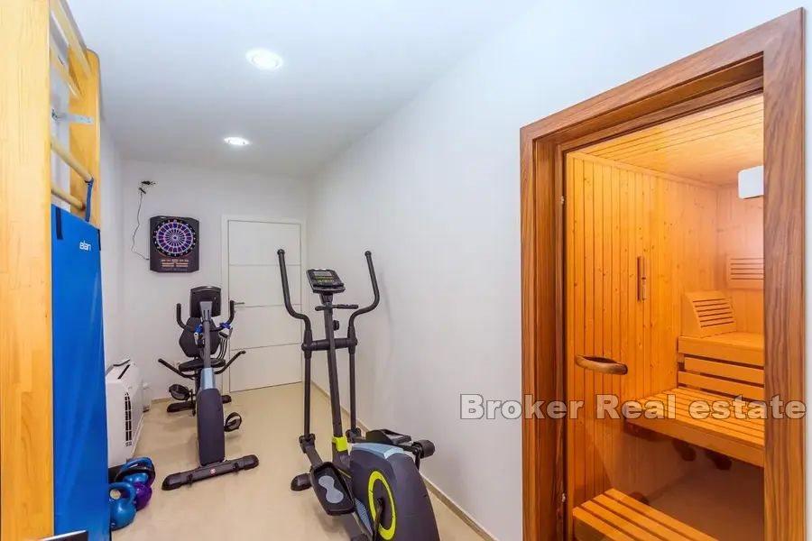 Modern villa med pool och havsutsikt