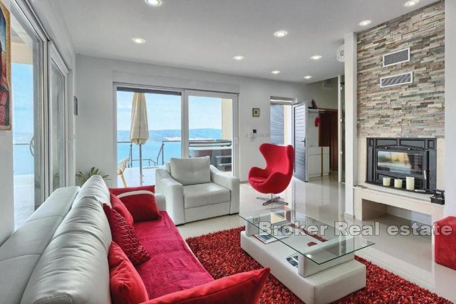 Villa moderne avec piscine et vue mer