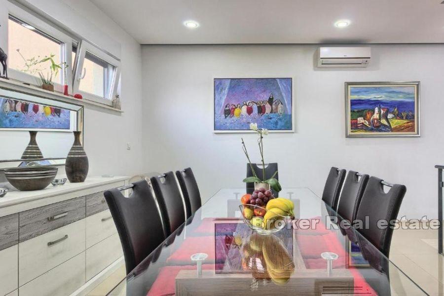 Villa moderne avec piscine et vue mer