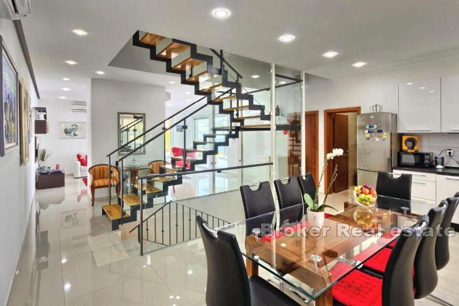 Moderne Villa mit Pool und Meerblick