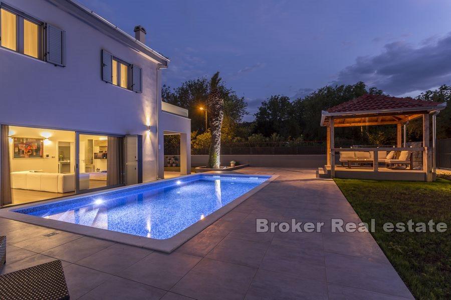 Maison moderne nouvellement construite avec piscine