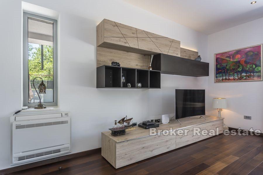 Neu gebautes modernes Haus mit Pool