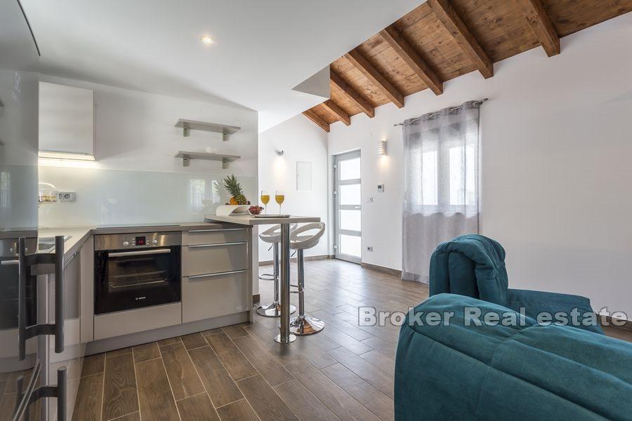 Neu gebautes modernes Haus mit Pool