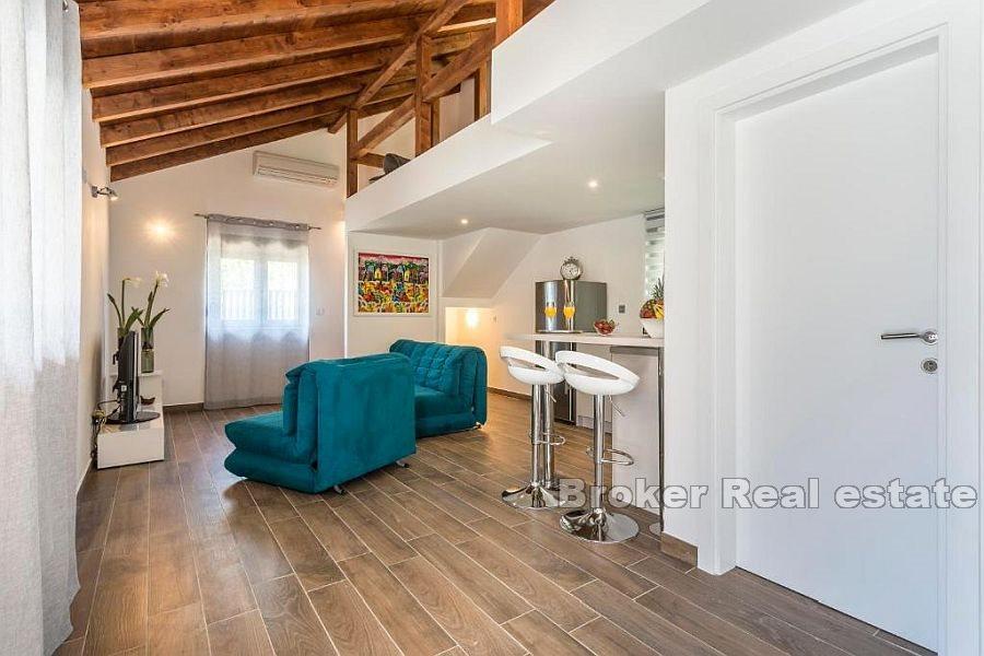 Neu gebautes modernes Haus mit Pool