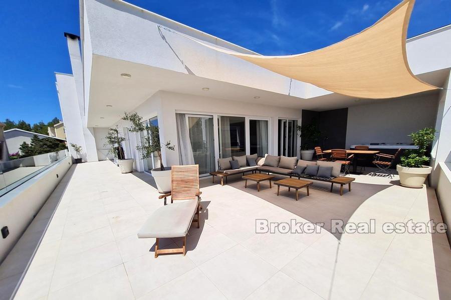 Villa en bord de mer nouvellement construite avec espace d'affaires