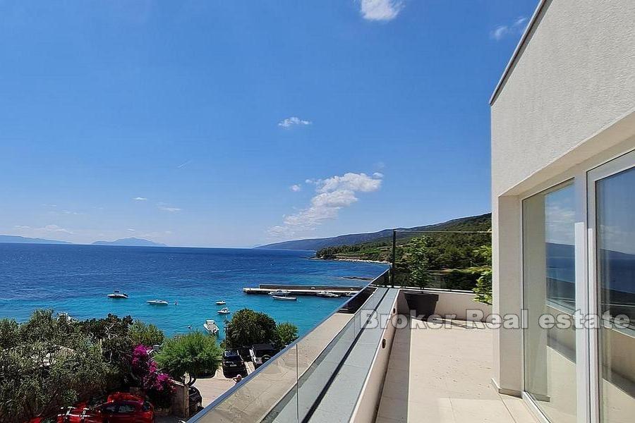 Nybygd strandpromenade villa med forretningsareal