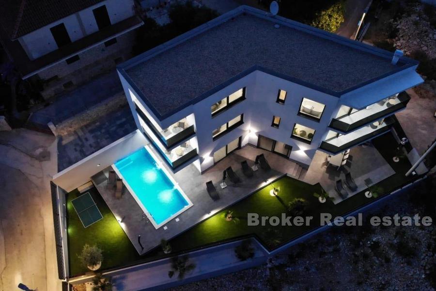 Villa neuve avec piscine et vue mer