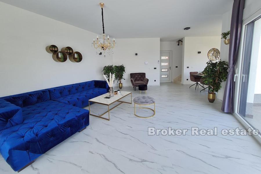 Nova vila s bazenom i pogledom na more