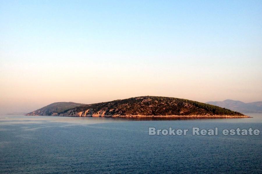 Building land in the first row to the sea