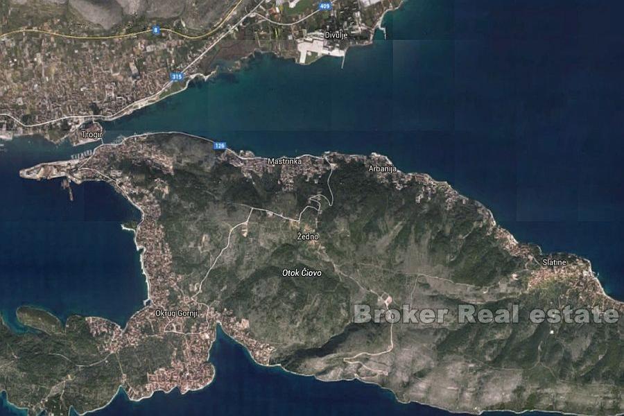 Byggmark i första raden mot havet